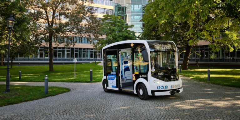 Ein Kleinbus mit einer Tür und Platz für max. 10 Personen.