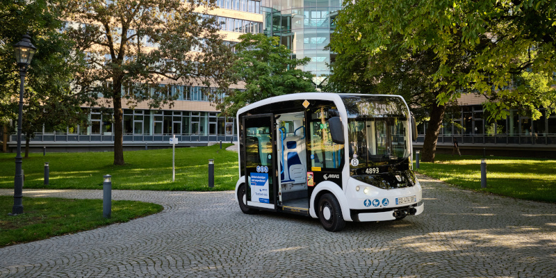 Ein Kleinbus mit einer Tür und Platz für max. 10 Personen.
