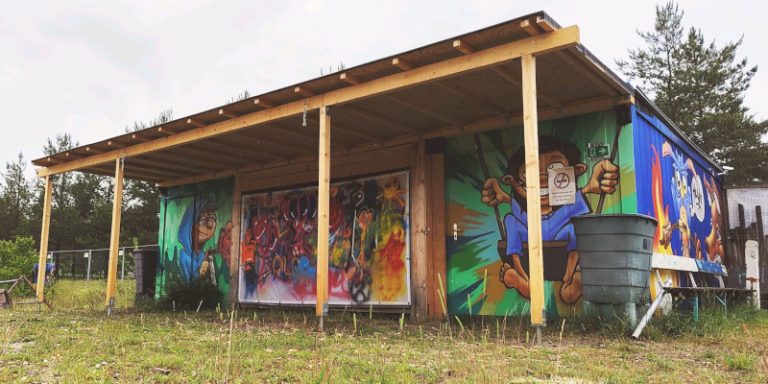 Boombox mit neuem Vordach aus Holz