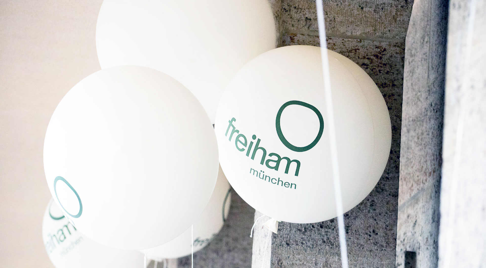 Mehrere Luftballons mit Freiham Logo